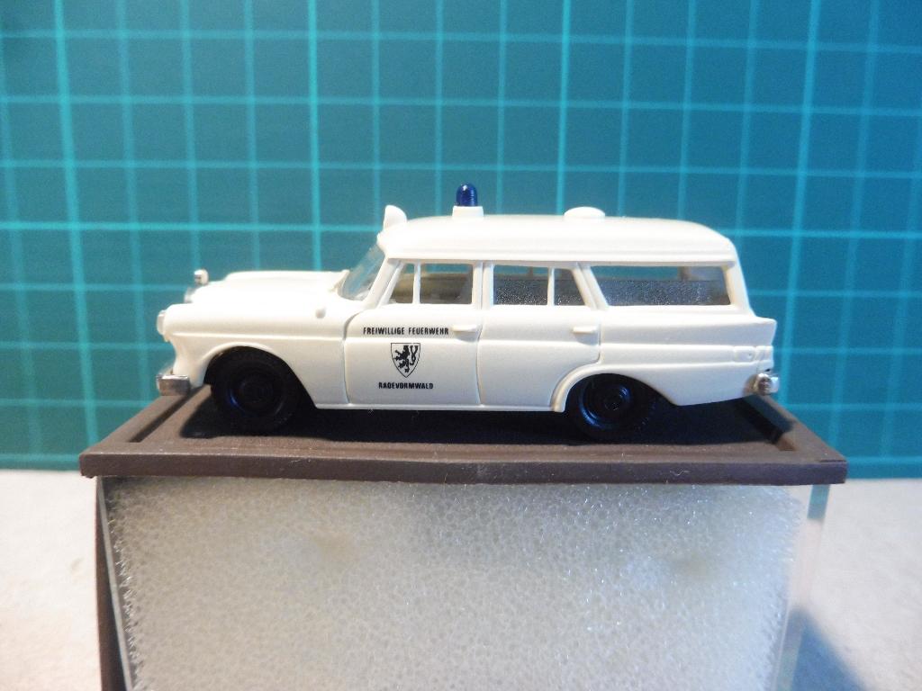 1:87 Brekina Mercedes 190 Kombi W110 Ambulance Radevormwald, Enlèvement ou Envoi, Comme neuf, Voiture, Brekina