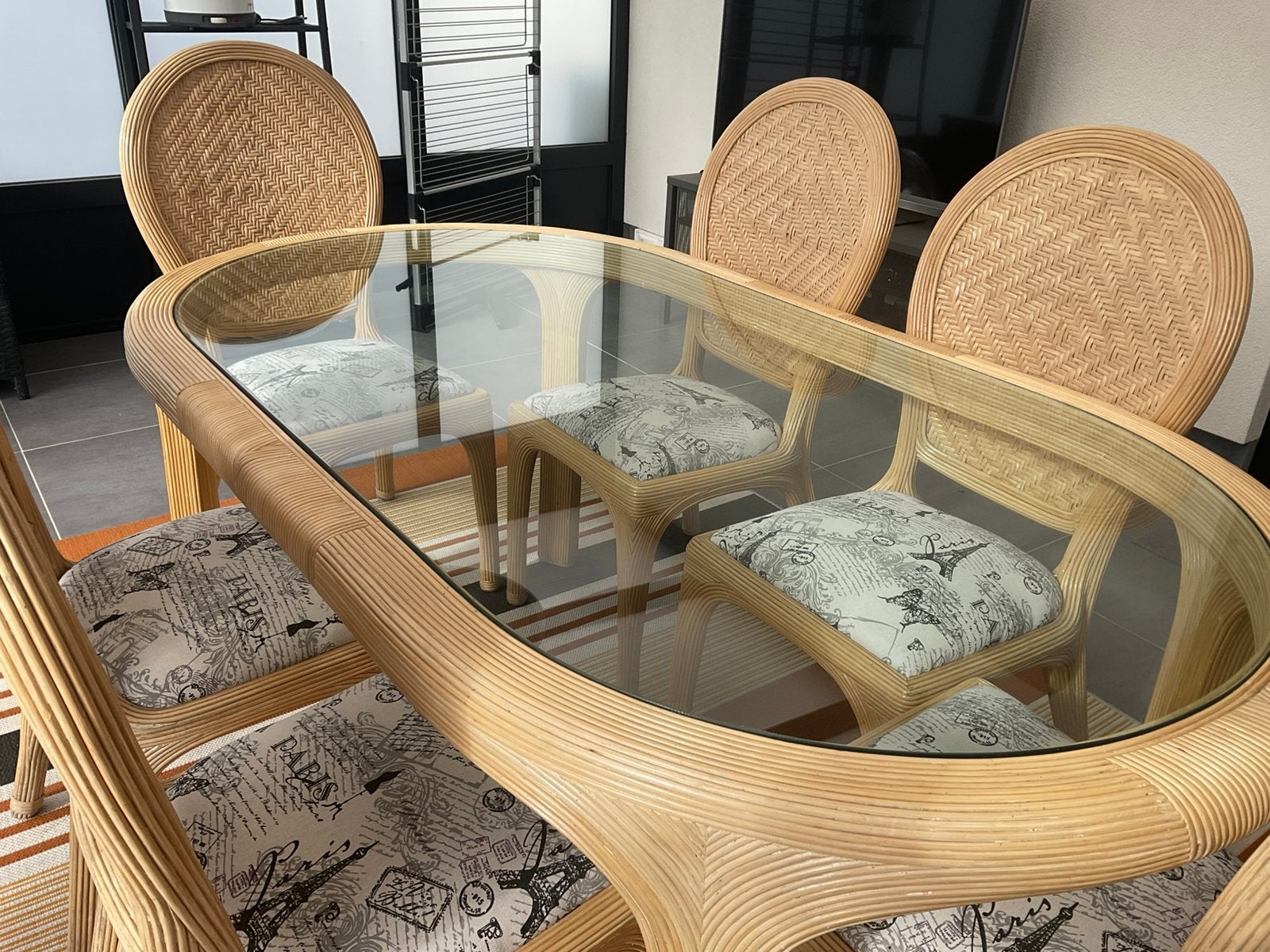 Table et chaises, Enlèvement