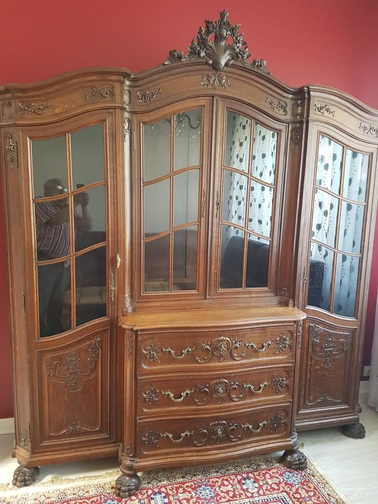 Vitrine sur patte de lion