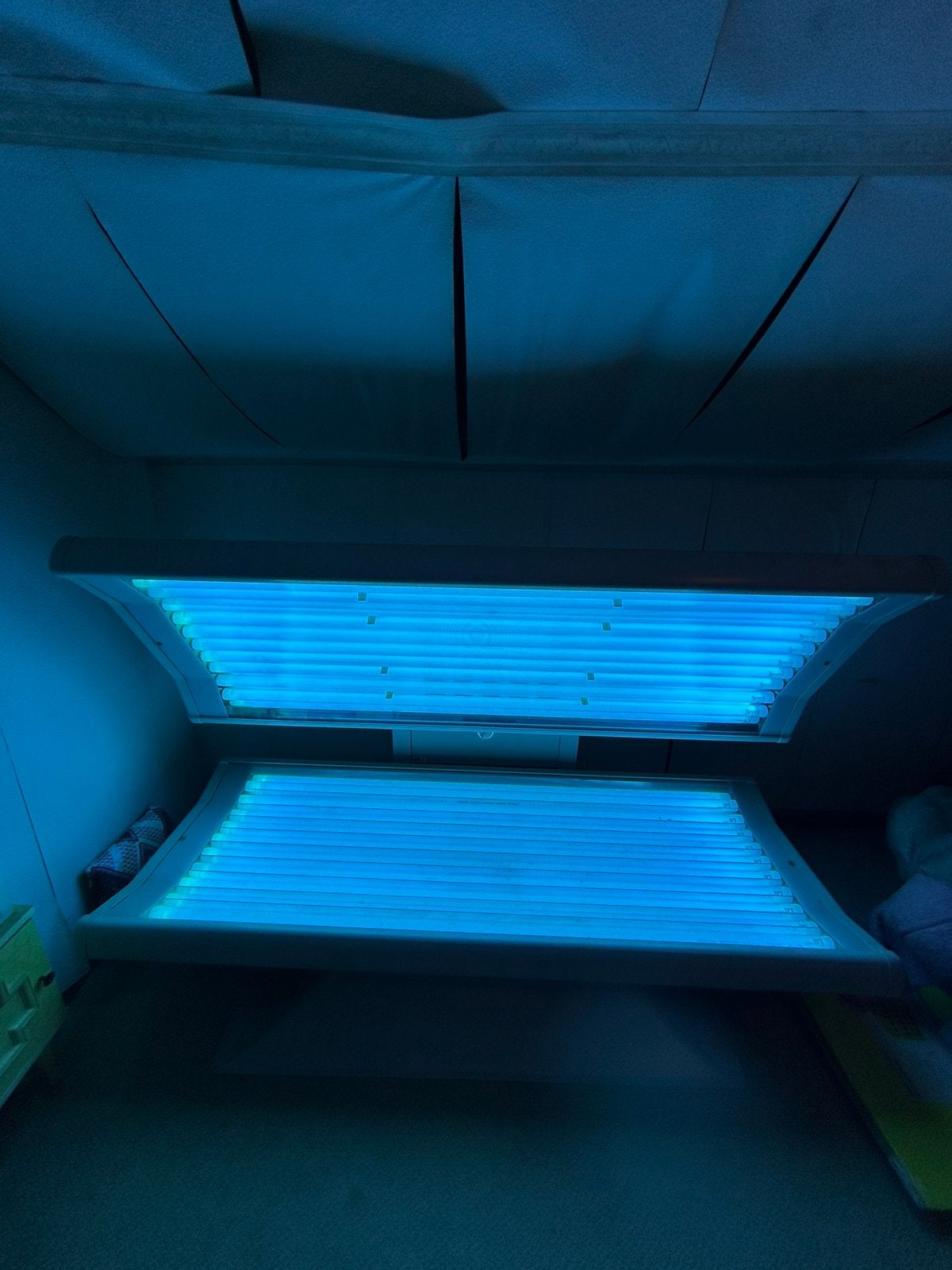 Degelijke zonnebank incl nieuwe reservelampen, Elektronische apparatuur, Zonnebanken en Gezichtsbruiners, Ophalen, Gebruikt, Zonnebank dubbelzijdig