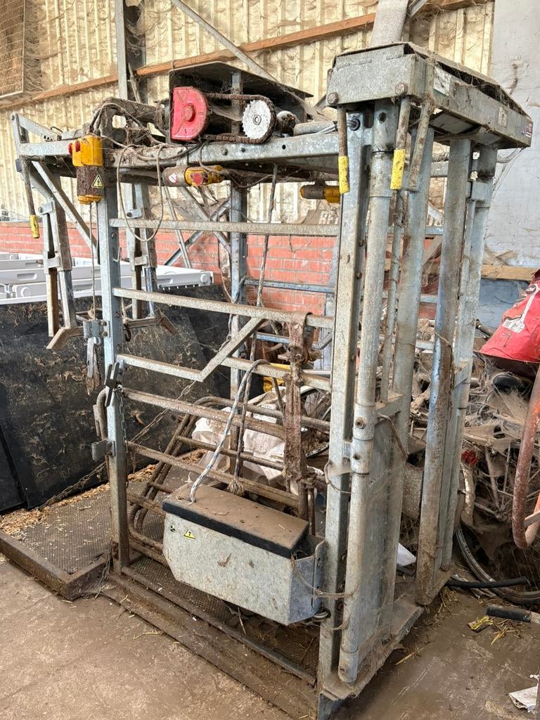Klauwbox, Zakelijke goederen, Landbouw | Werktuigen, Ophalen