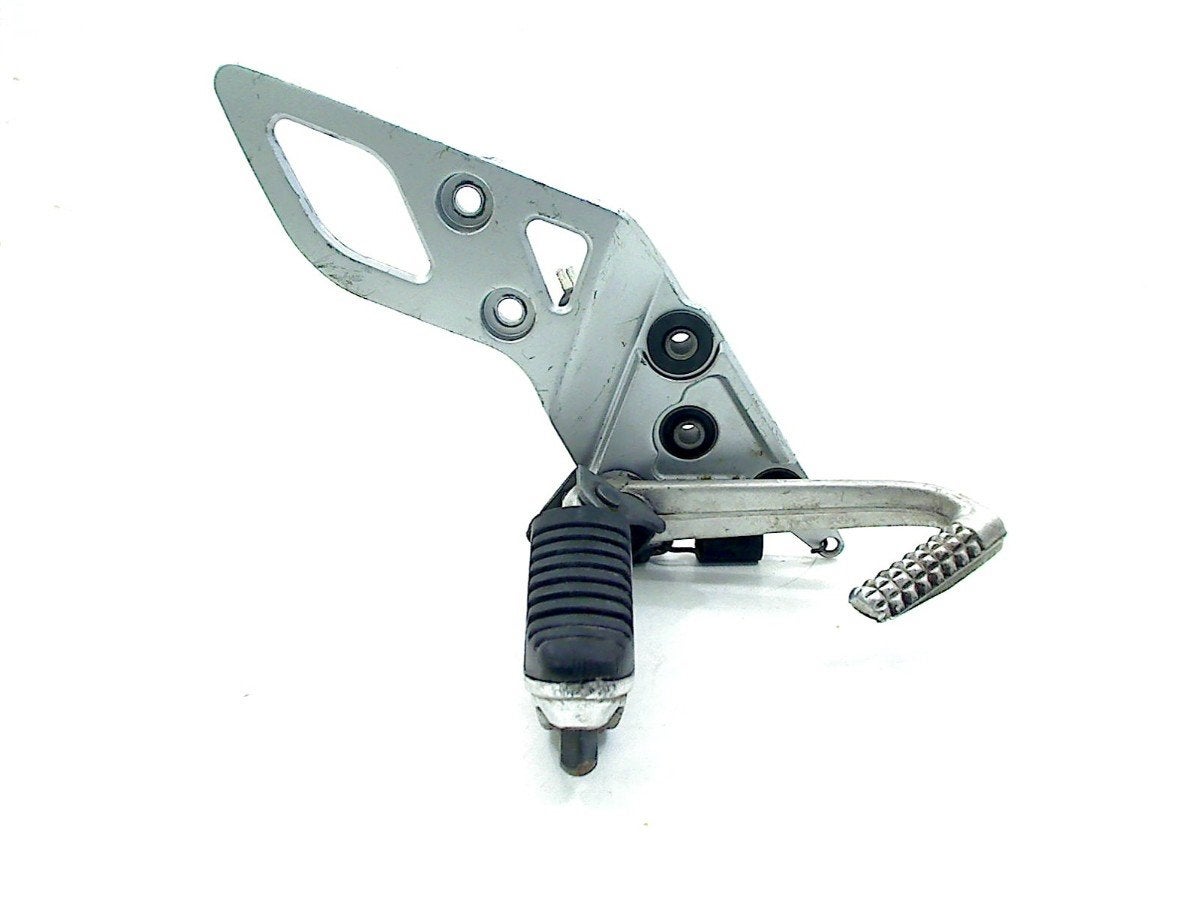 REPOSE PIEDS AVANT DROIT GSF 650 Bandit 2004-2006 (GSF650), Dhr. S. di Majo, Utilisé, Info@cama-motorparts.nl, P.J. Troelstraweg 8 8
3144 CX  MAASSLUIS, NL