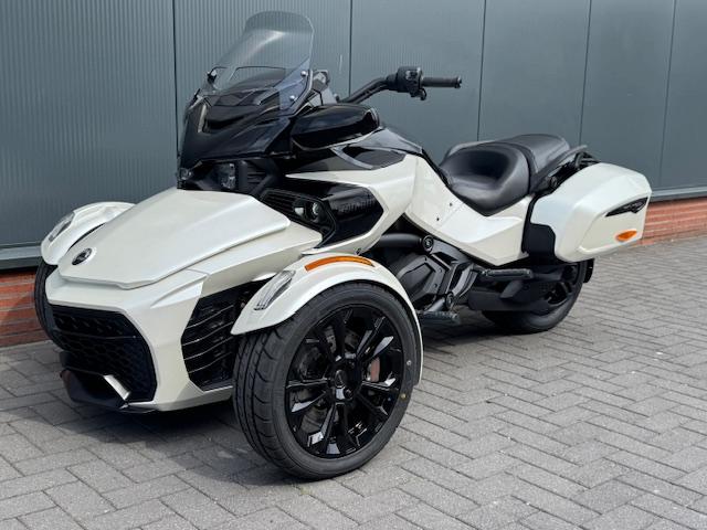 SALE Can Am Spyder F3-T Pearl White Uit voorraad leverbaar, Motos, Quads & Trikes, 3 cylindres, Enlèvement ou Envoi