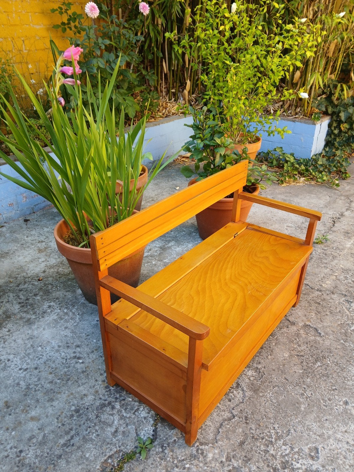 Joli banc pour enfant avec compartiment de rangement., Enlèvement