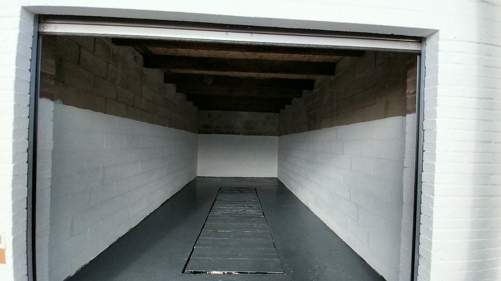 Grand Garage avec FOSSE a louer 18 M2 près de Huy Flemalle, Provincie Luik