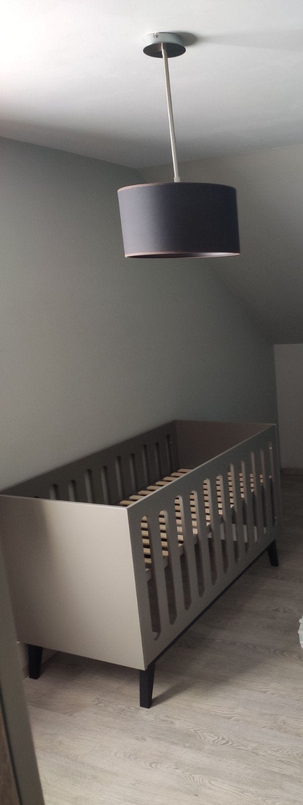 Babybedje Quax Verstelbaar/Kan halfopen gemaakt worden., Kinderen en Baby's, Ophalen, Zo goed als nieuw, Lattenbodem