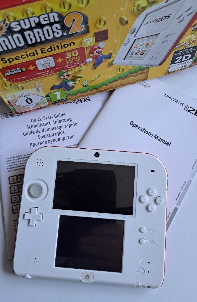 Nintendo 2ds rood wit met extra's in perfecte staat., Games en Spelcomputers, Spelcomputers | Nintendo 2DS en 3DS, Gebruikt, 2DS
