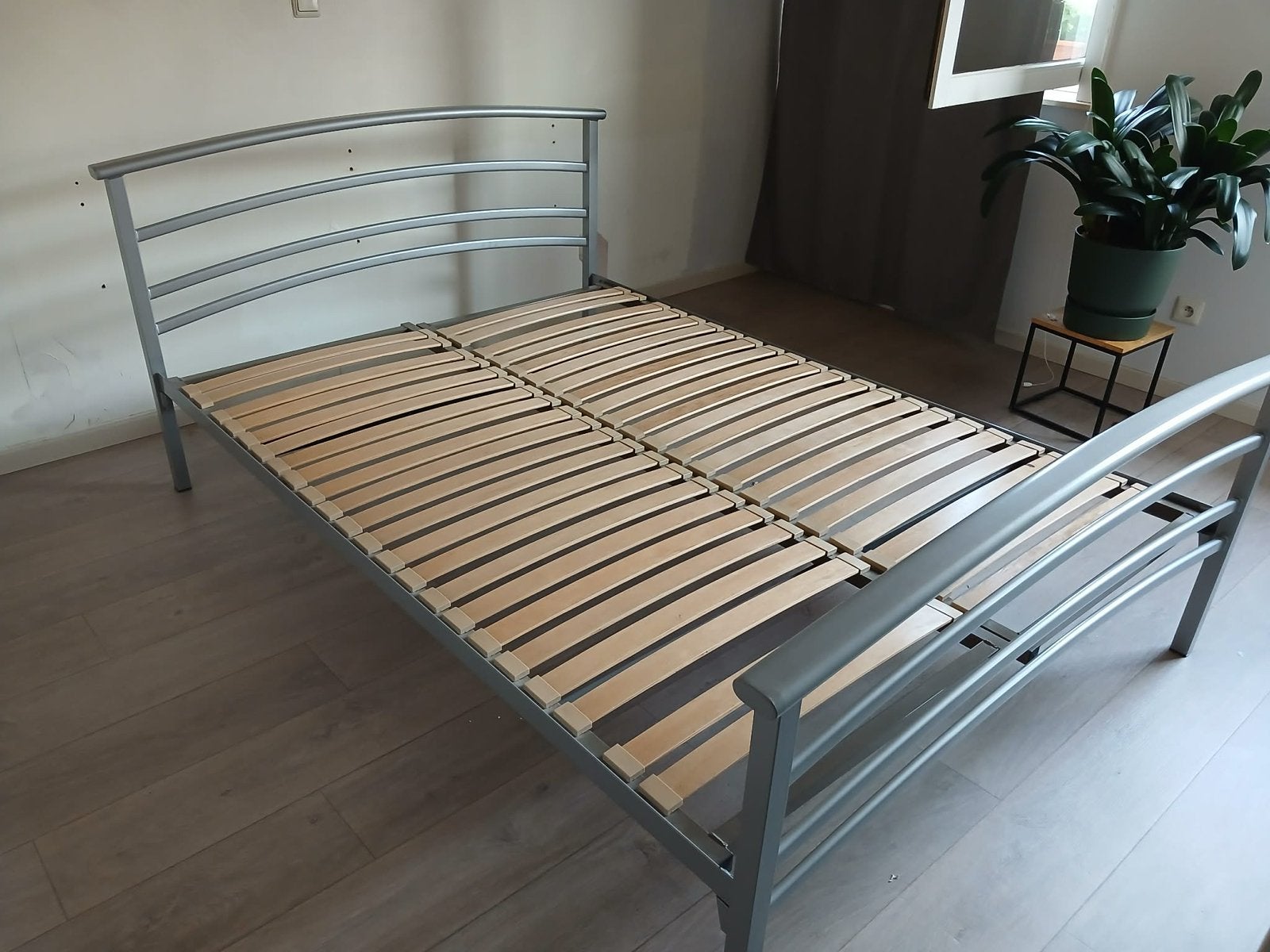 Metalen bed, Ophalen, 140 cm, Zo goed als nieuw, Metaal