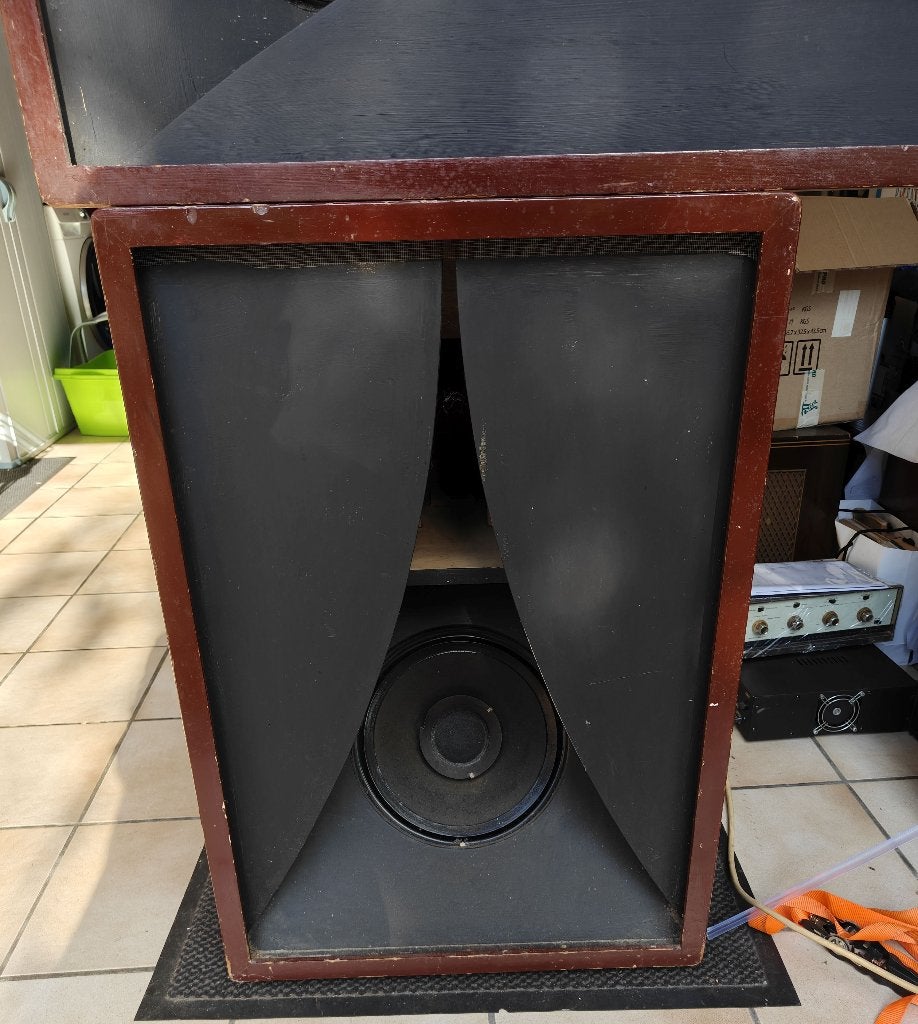 Twee Karlson luidsprekers, Enlèvement, Utilisé, Enceinte colonne