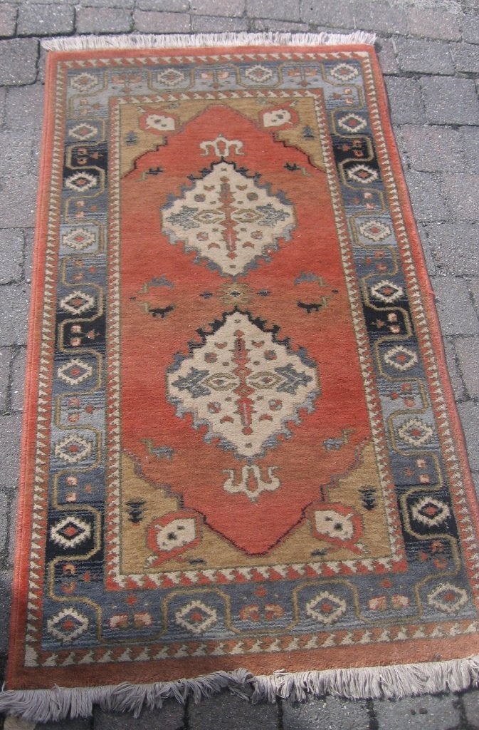 handgeknoopte kleine tapijt , 84 cm breed 1.57 m lang, Huis en Inrichting, Ophalen, Gebruikt, Rechthoekig