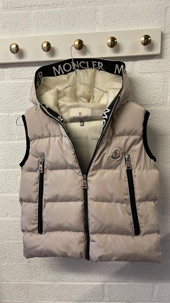 Mooie bodywarmer moncler voor kids, Enfants & Bébés, Vêtements enfant | Taille 128, Enlèvement, Comme neuf