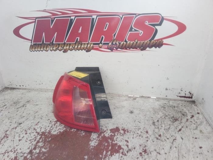 Achterlicht links van een Mitsubishi Colt, Gebruikt, -, -, Mitsubishi