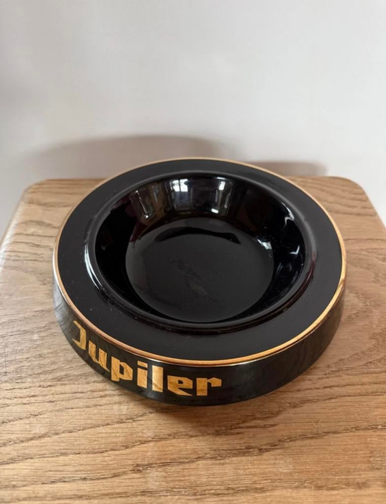 Vintage Jupiler asbak – zwart keramiek met gouden opdruk, Verzamelen, Ophalen of Verzenden, Zo goed als nieuw, Jupiler