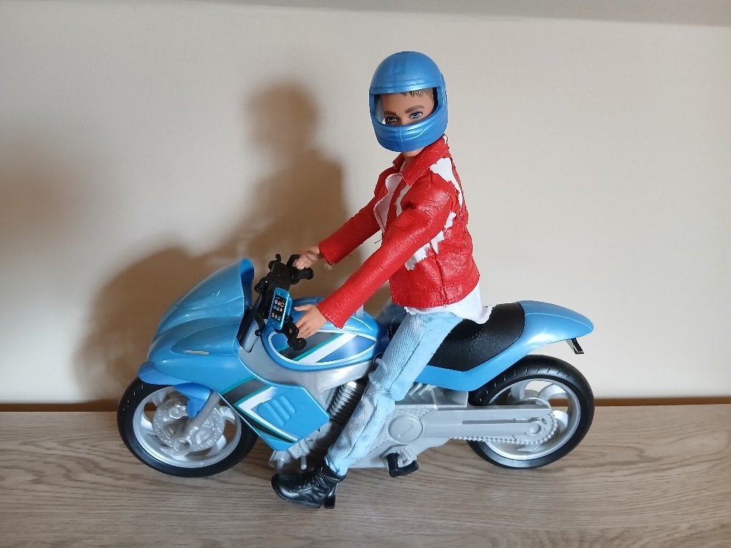 Barbie Ken met motor, Kinderen en Baby's, Speelgoed | Poppen, Ophalen of Verzenden, Zo goed als nieuw, Barbie