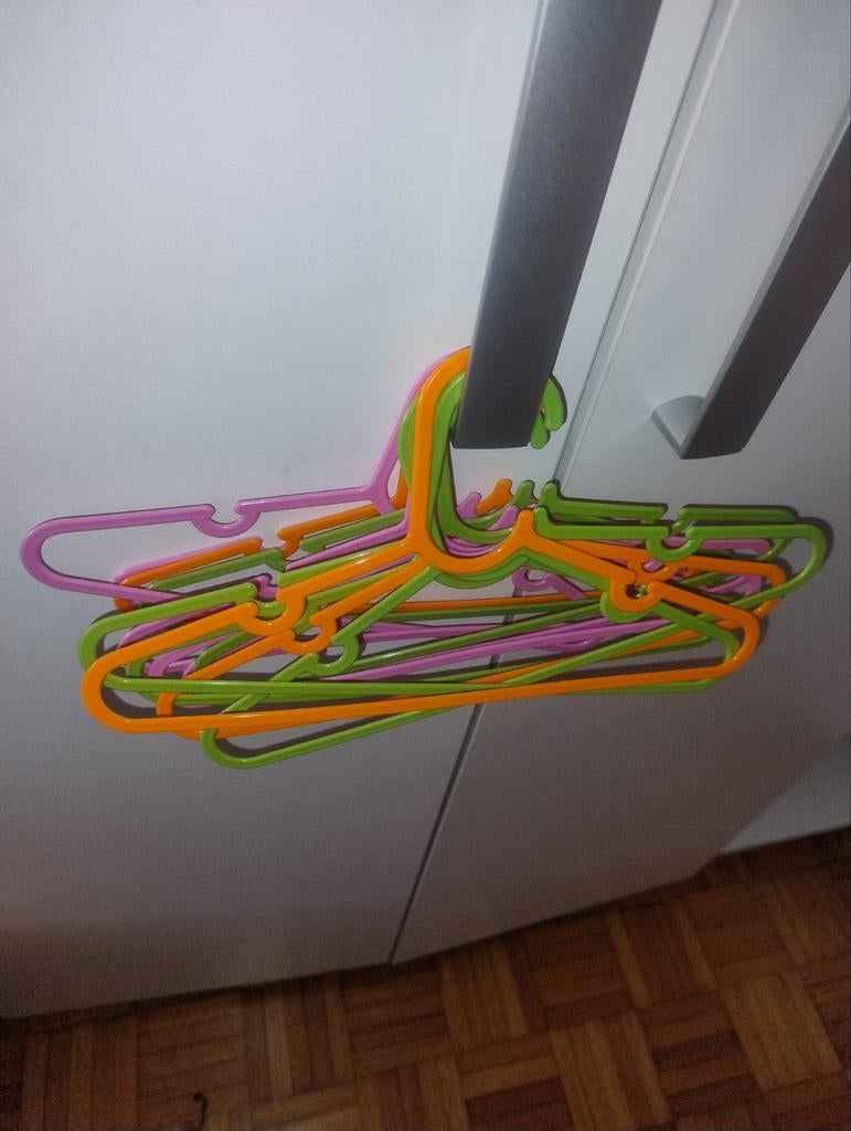 12 baby kleding hangers diverse kleuren, Ophalen