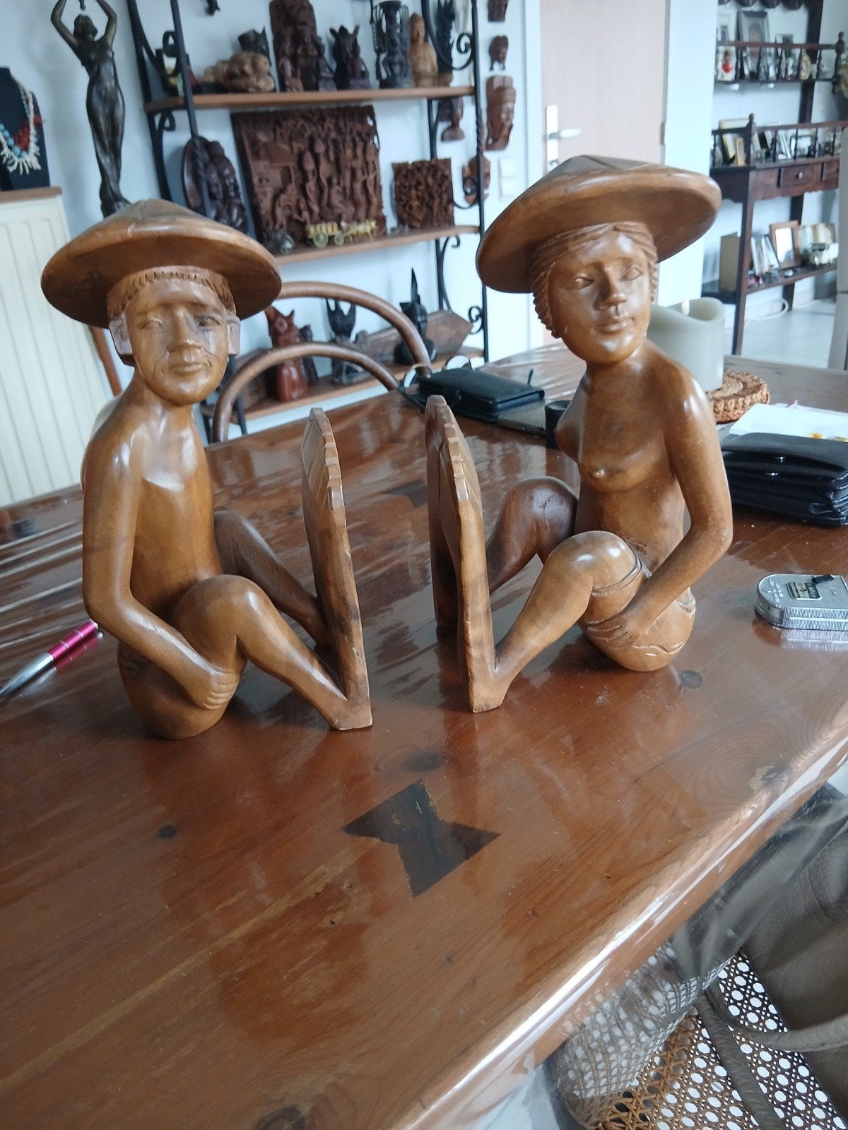 Aziatische houten boekensteunen, Ophalen