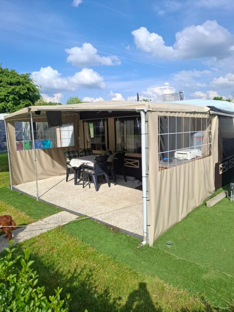 HOBBY EXELLENT UFF 560C, Caravans en Kamperen, Caravans, Particulier, tot en met 4, 1250 - 1500 kg, Rondzit, Hobby, Queensbed