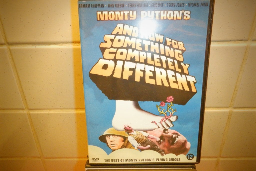 DVD M.Python's And Now For Something Completely Different., Enlèvement ou Envoi, Anglais, Comédie britannique, À partir de 12 ans