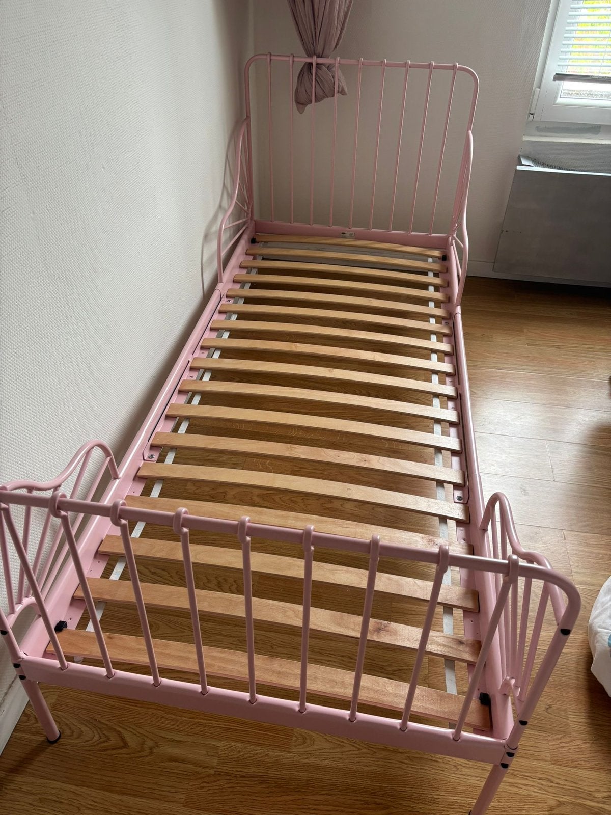 Roze IKEA MINNEN meegroeibed, Kinderen en Baby's, Kinderkamer | Bedden, Zo goed als nieuw, Ophalen