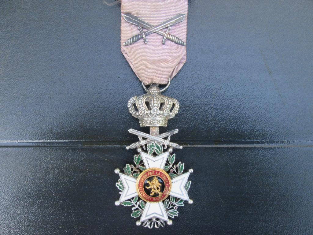 Belgische medaille Leopold Orde met zwaarden militair., Verzamelen, Militaria | Algemeen, Ophalen of Verzenden