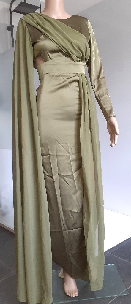 Avondjurk olijfgroen satijn met cape Kiwini XS, Kleding | Dames, Galajurk, Nieuw, Ophalen of Verzenden, Maat 34 (XS) of kleiner