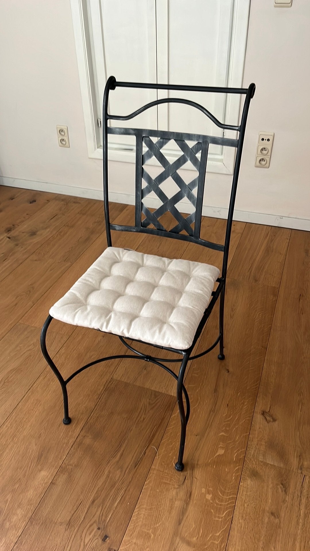 Chaise en fer forgé, Enlèvement