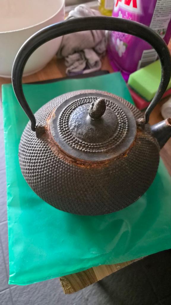 Théière japonaise  fait mains dans le sable, Enlèvement