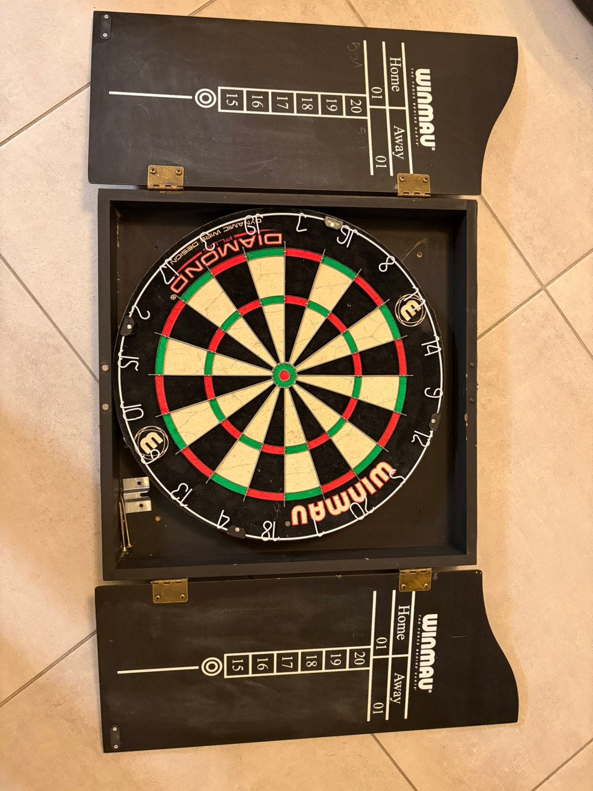 Jeu de fléchettes Winmau avec armoire, Enlèvement, Comme neuf