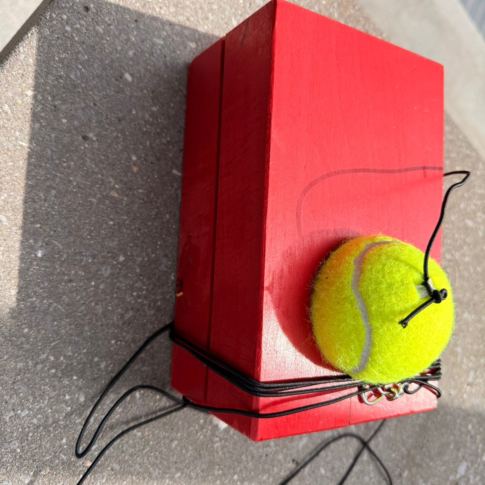 blok met elastiek en tennisbal, Ophalen, Zo goed als nieuw