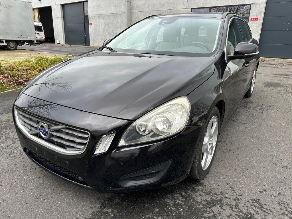 Volvo V60 | CAMERA | PANO DAK | AUTO AIRCO, Auto's, https://public.car-pass.be/vhr/b66d3b90-36fd-475b-91fd-f8ea8f41feb8, Beige