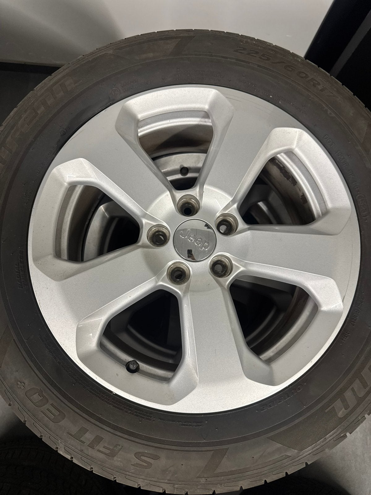 Jantes Jeep Compass OEM 17” + pneus 225/60 R17, Autos : Pièces & Accessoires, Pneus été, Enlèvement, Pneu(s), 17 pouces