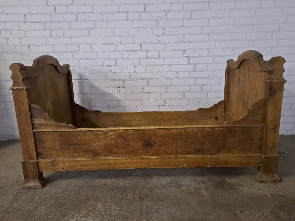 Antiek kinderbed van rond 1880., Enlèvement