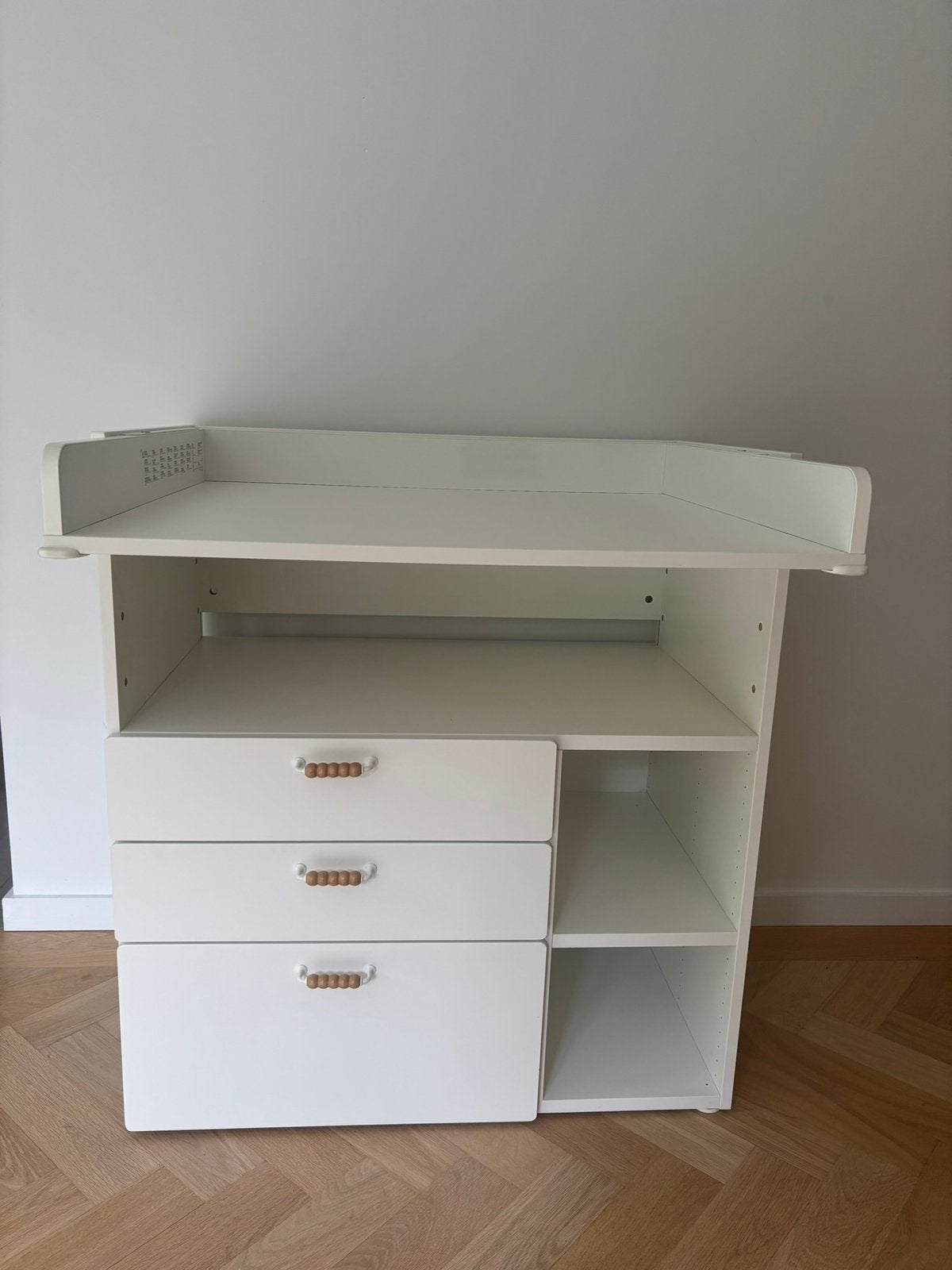 Smastad IKEA commode/bureau 3 lades wit met houten grepen, Enfants & Bébés, 90 à 105 cm, Espace pour les pieds, Enlèvement, Utilisé