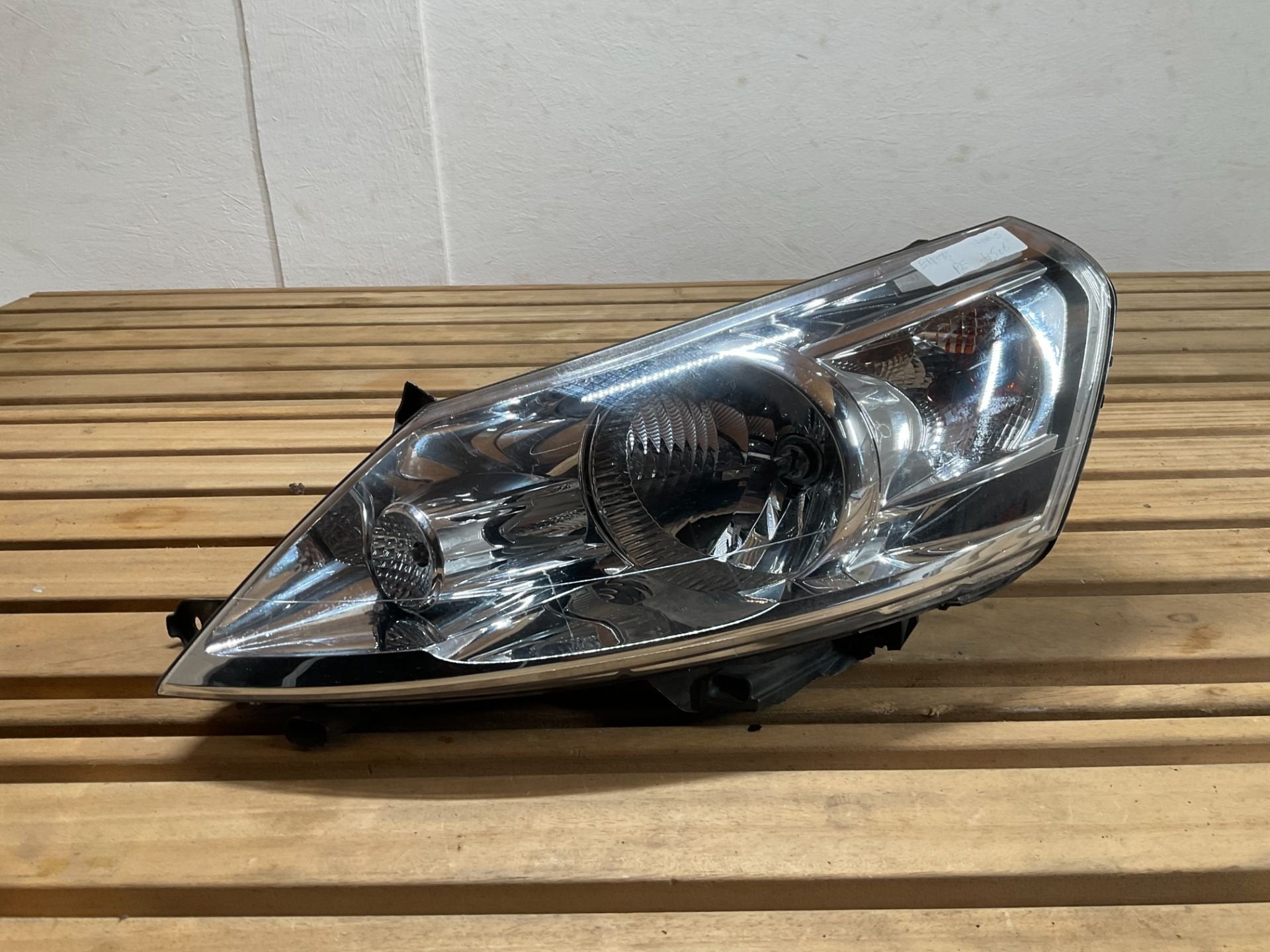 Phare Peugeot Expert II 2007-2016 89902605 PE-4506, Autos : Pièces & Accessoires, Taurusavenue 1
2132 LS  Hoofddorp, NL, Contact.group@renault.com