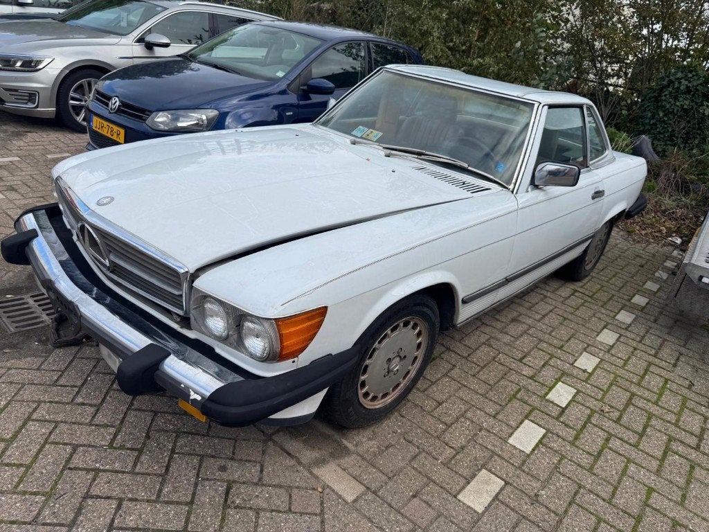 Mercedes-Benz 560 SL (1986), Auto's, Oldtimers, Particulier, Mercedes-Benz, Benzine, Cabriolet, 2 deurs, Automaat, Wit, Beige