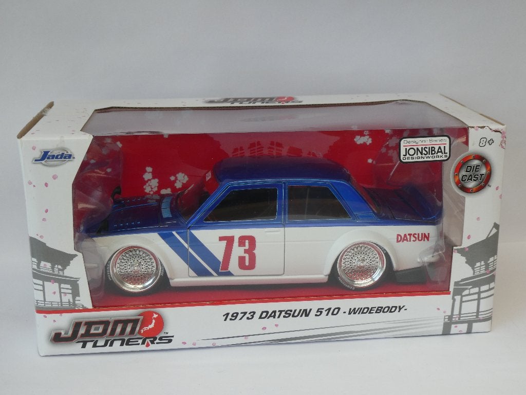 1973 Datsun 510 – WIDEBODY van Jada JDM Tuners 1/24, Enlèvement, Comme neuf, Voiture, Jada