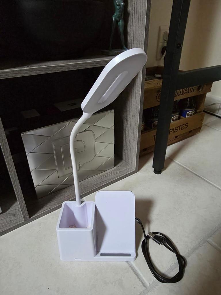 Witte bureaulamp met oplaadstation voor smartphones, Huis en Inrichting, Lampen | Tafellampen, Zo goed als nieuw, Ophalen of Verzenden