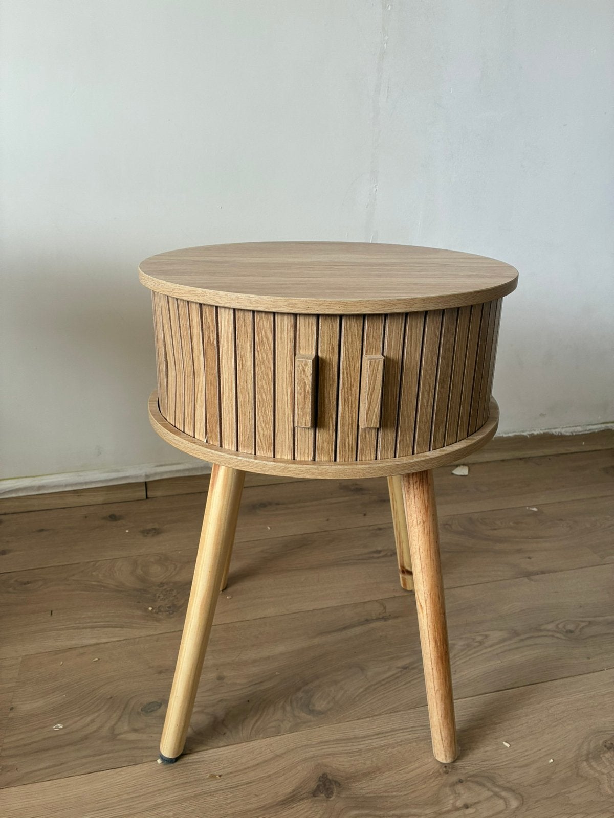 Japandi ronde nachtkastje hout met latjes / schuifdeur", Ophalen, Nieuw, 55 tot 70 cm, 45 tot 65 cm