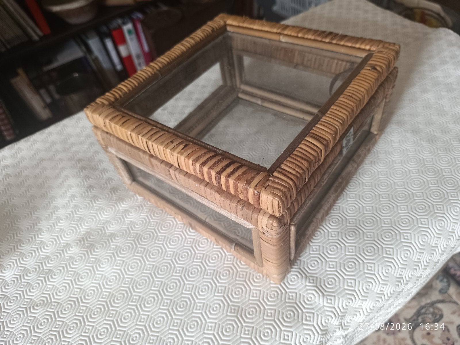 petit coffret vitrine bois et rotin, Antiquités & Art, Enlèvement ou Envoi
