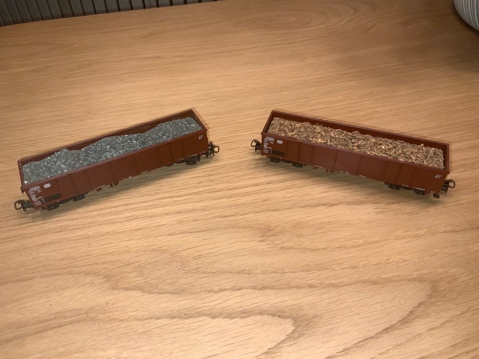 LOT DE 2 WAGONS TOMBEREAUX MARKLIN 4694/95 AVEC CHARGEMENT, Enlèvement ou Envoi, Utilisé, Wagon, Märklin