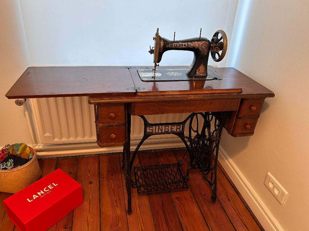 Oude Singer-naaimachine uit 1908 met houten kast, Ophalen