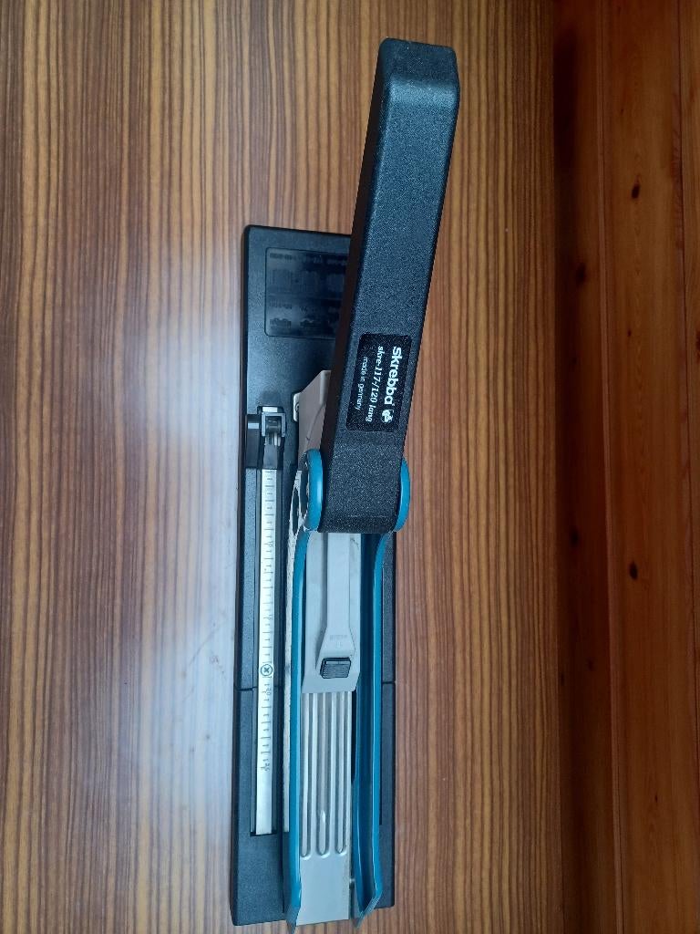 Industrieel nietjesmachine Skrebba 117/120, Enlèvement, Utilisé
