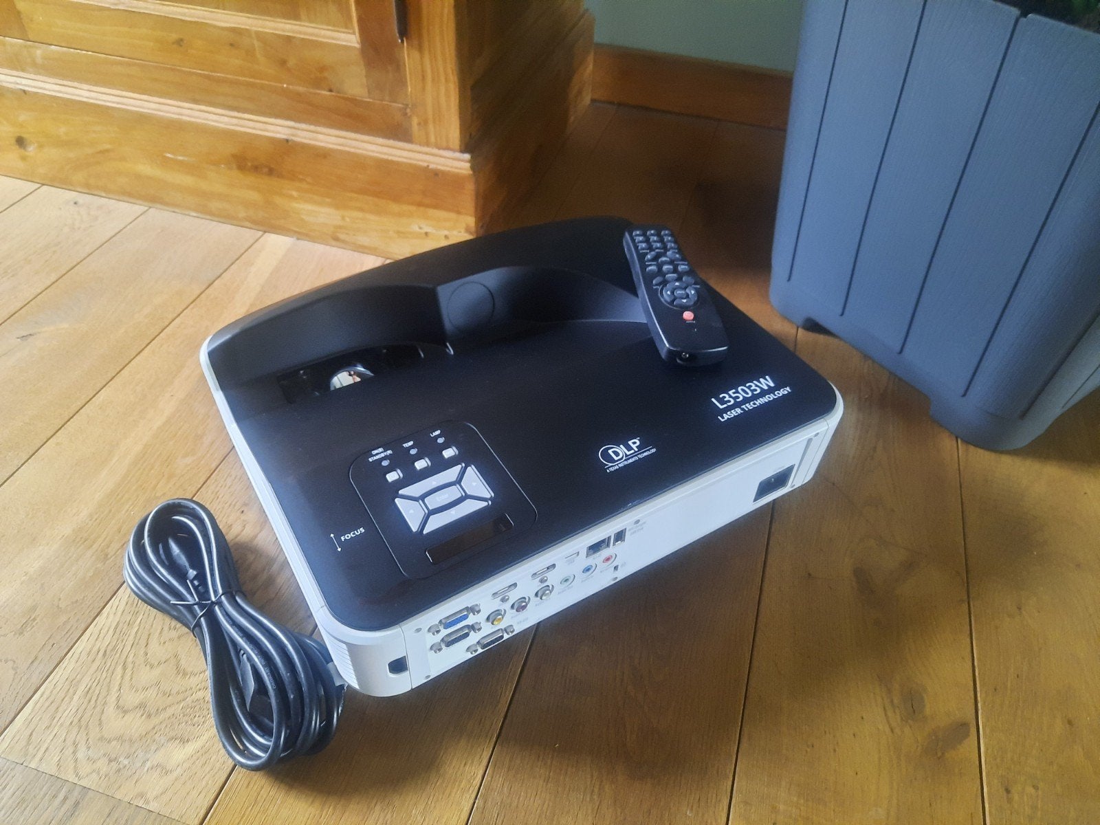 Short throw lazerbeamer L3503W, Audio, Tv en Foto, Beamers, Ophalen of Verzenden
