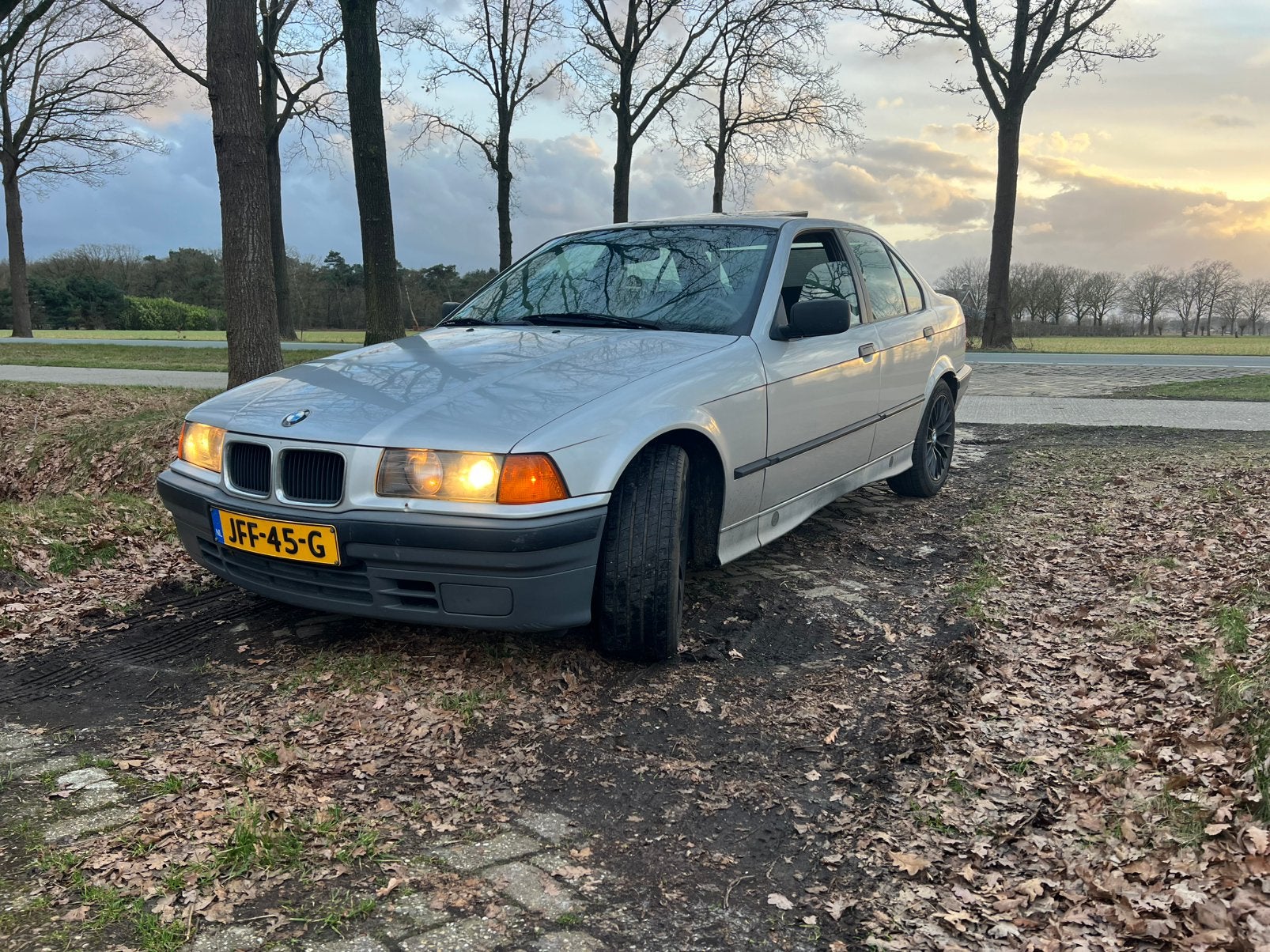 Bmw e36 316i sedan, Autos, BMW, Argent ou Gris, Achat, Boîte manuelle, 5 portes