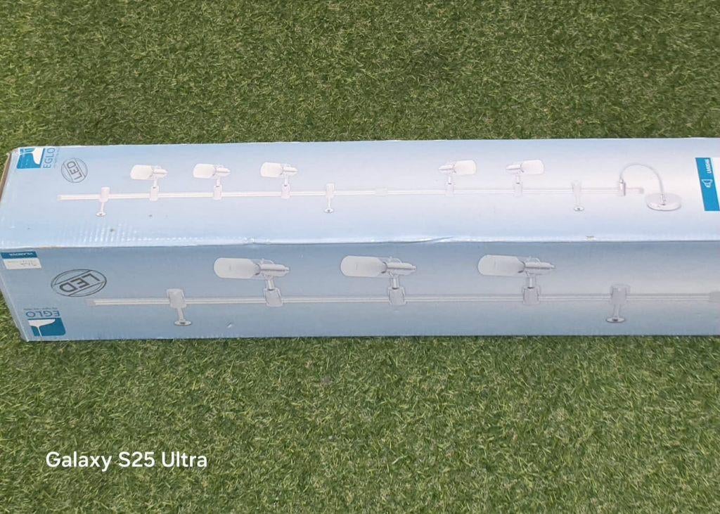 Spots de plafond sur rail de 2 mètres 5 x ampoules LED ,Eglo, Neuf, Spot encastrable ou Spot mural, Enlèvement, Métal ou Aluminium