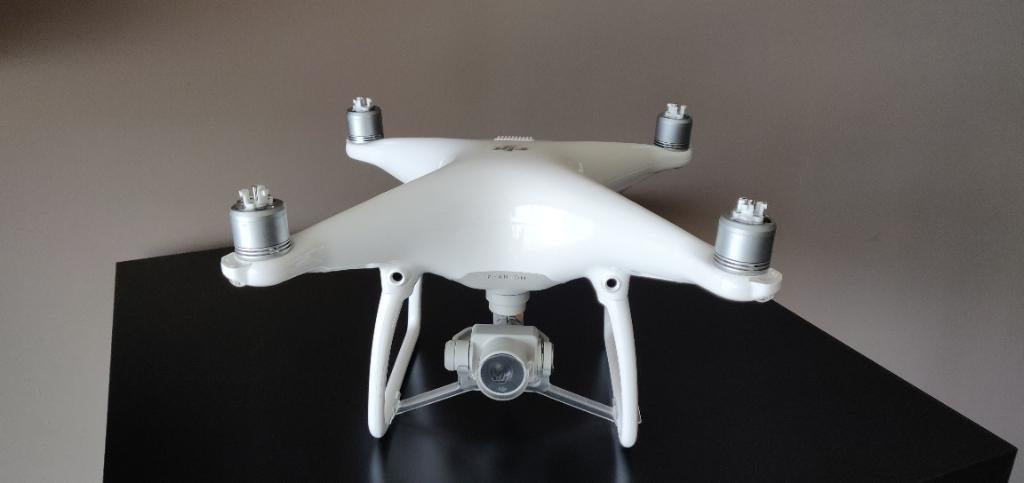 DJI PHANTOM 4, Drone avec caméra, 900 g à 4 kg, Qualité supérieure, 1 à 5 km