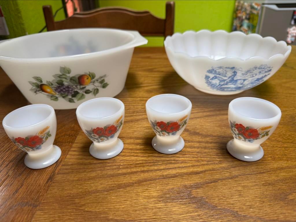 Lot arcopal 2 plats 4 coquetiers pyrex ancien, Ophalen, Zo goed als nieuw