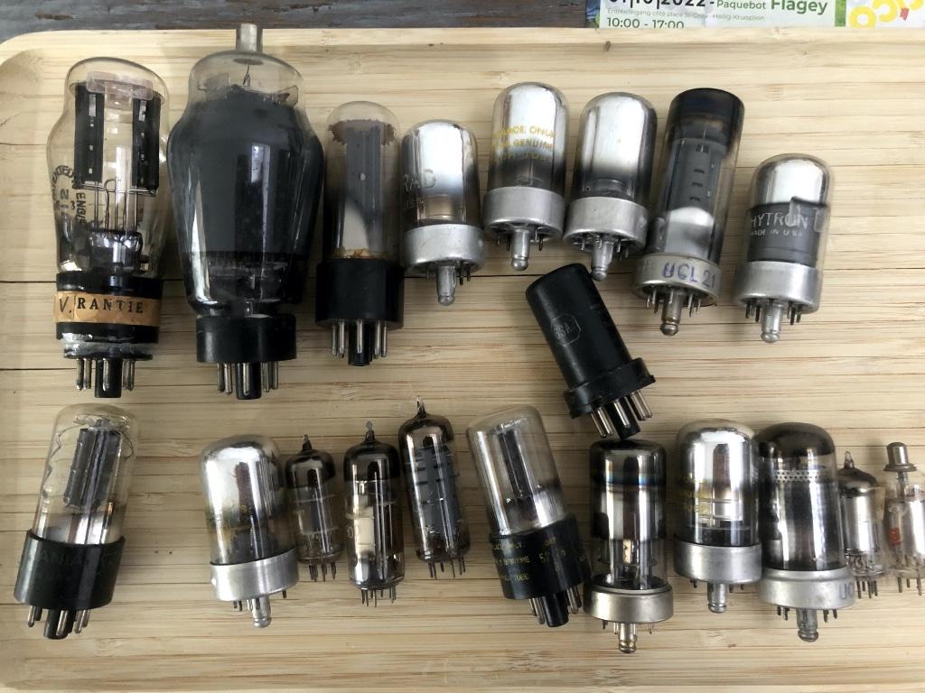 Lot de 20 tubes électroniques toutes sortes fonctionnels, Enlèvement