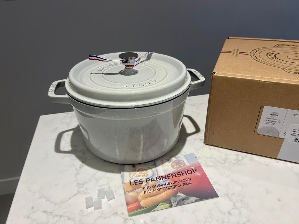 Nouvelle truffe haute Staub La Cocotte 24 cm dans sa boîte, Neuf, Enlèvement ou Envoi, Poêle à frire ou Sauteuse, Plaque céramique