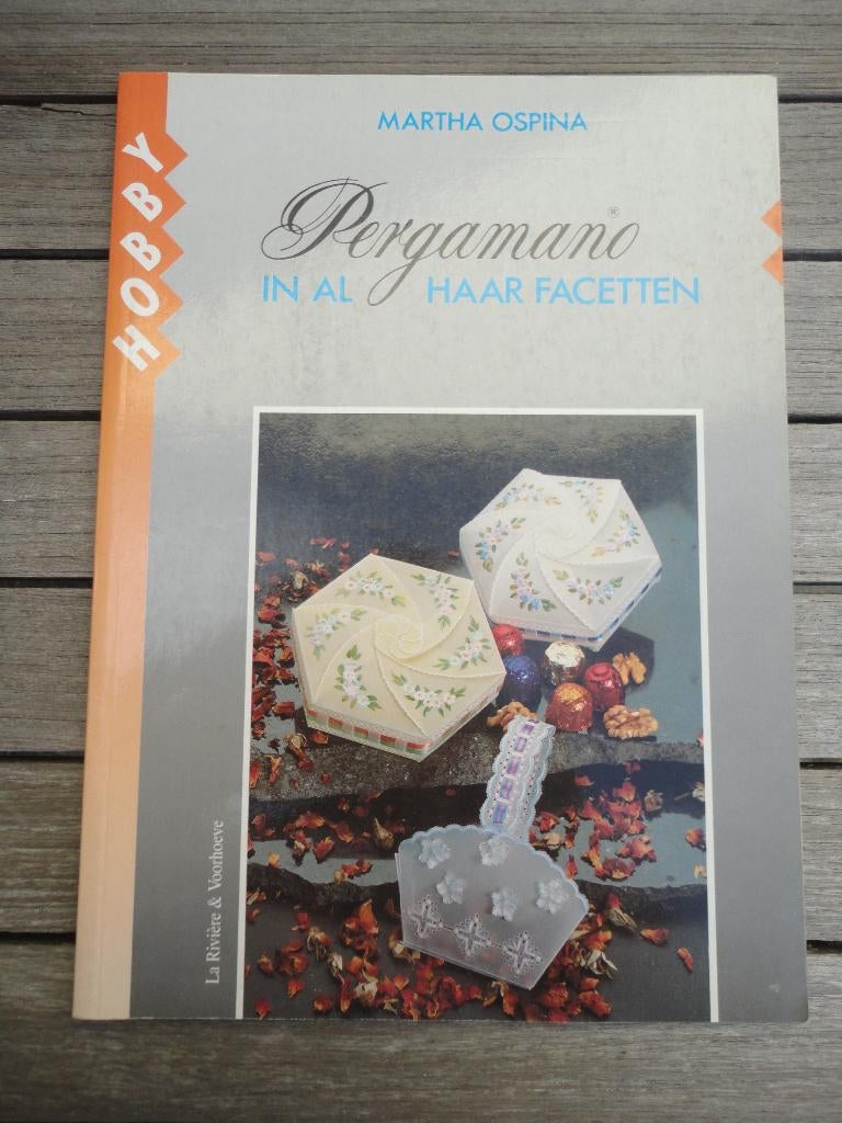 Pergamano In Al Haar Facetten (Martha Ospina), Boeken, Hobby en Vrije tijd, Ophalen of Verzenden, Zo goed als nieuw, Scrapbooking en Knutselen